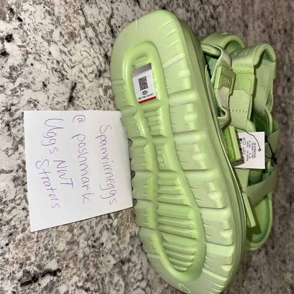 NWT UGGS STRATUS GREEN 8 W 6 M - Picture 3 of 7